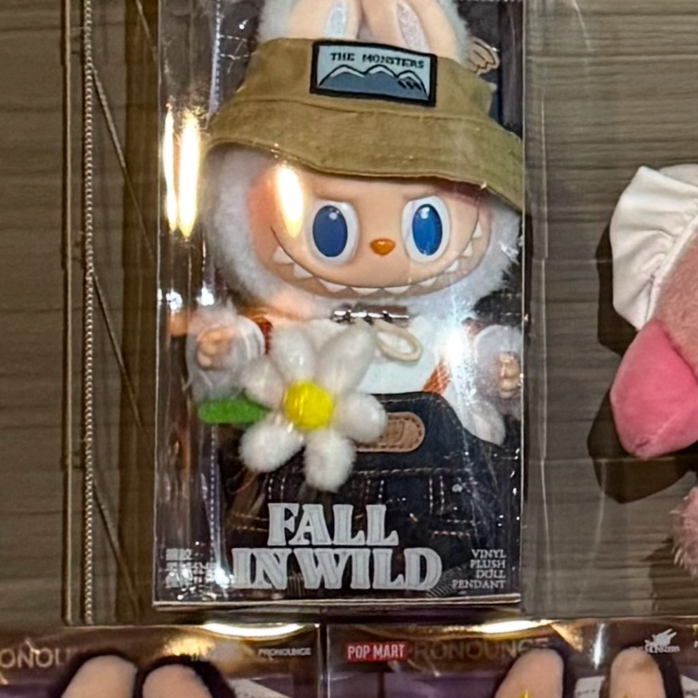 Fall In Wild Vinyl Figure with Daisy - White and Tan Collectible Character